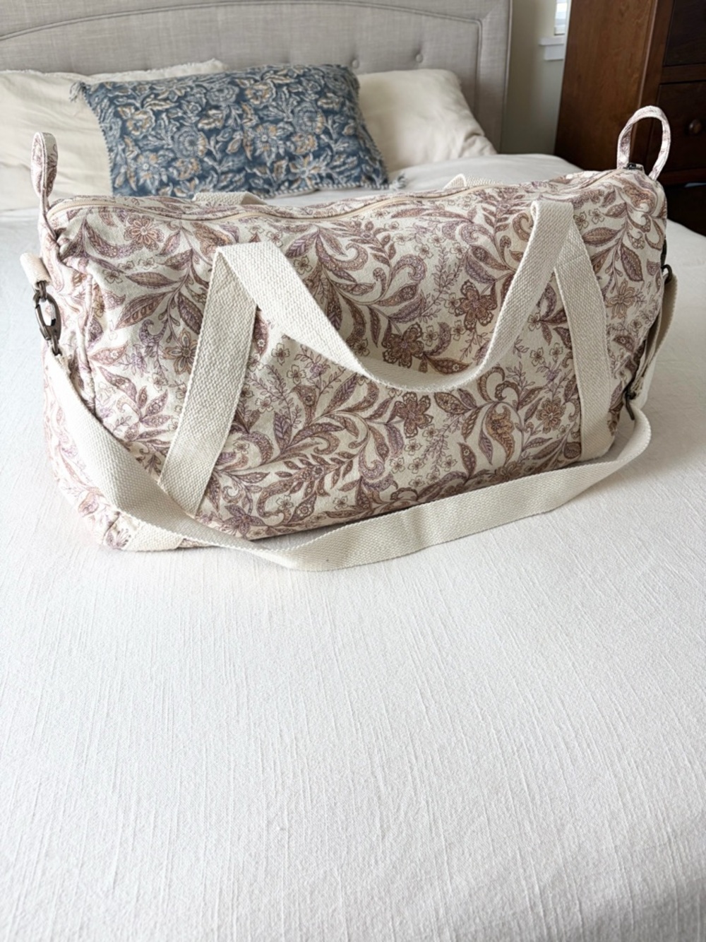 Rip Curl | Canvas Floral Weekender Bag in Cream and Mauve - Picture 4 of 6